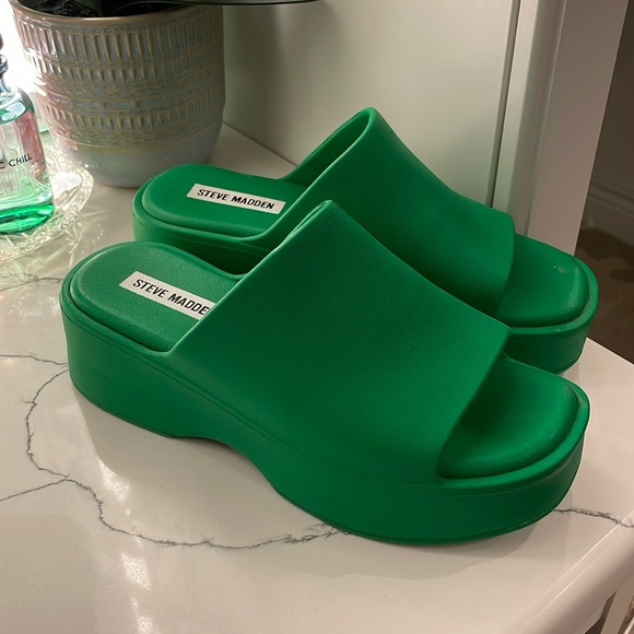 Steve Madden Shoes - Steve Madden Slinky Platform Slides Slip On size 7 RARE